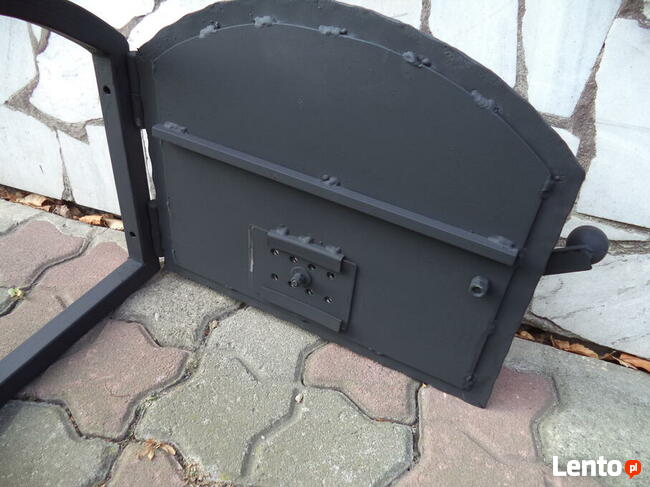 Drzwiczki do wędzarni i paleniska łukowe.