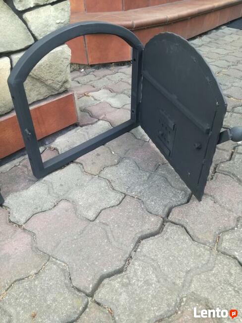 Łukowe drzwiczki do wędzarni ogrodowej