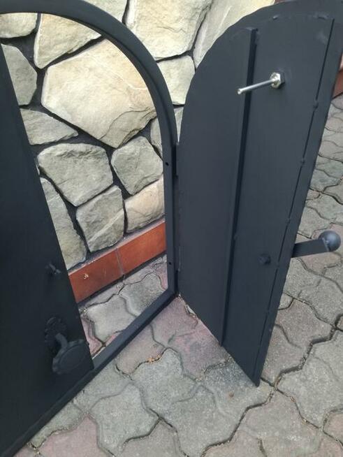 Łukowe drzwiczki do wędzarni ogrodowej