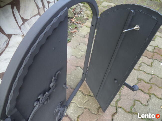 Drzwiczki do wędzarni i paleniska łukowe.