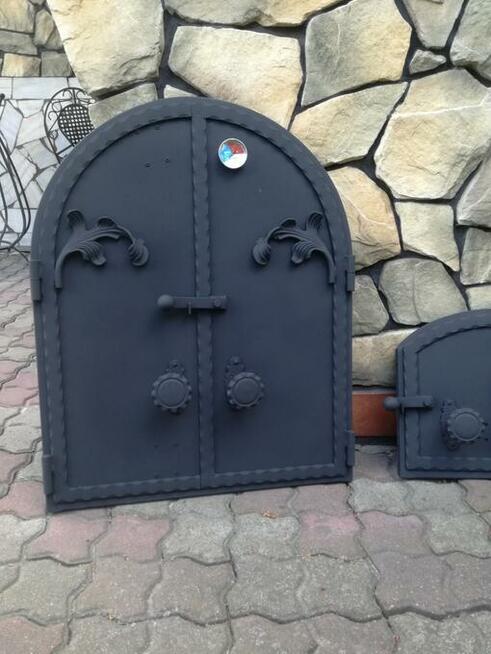 Łukowe drzwiczki do wędzarni ogrodowej