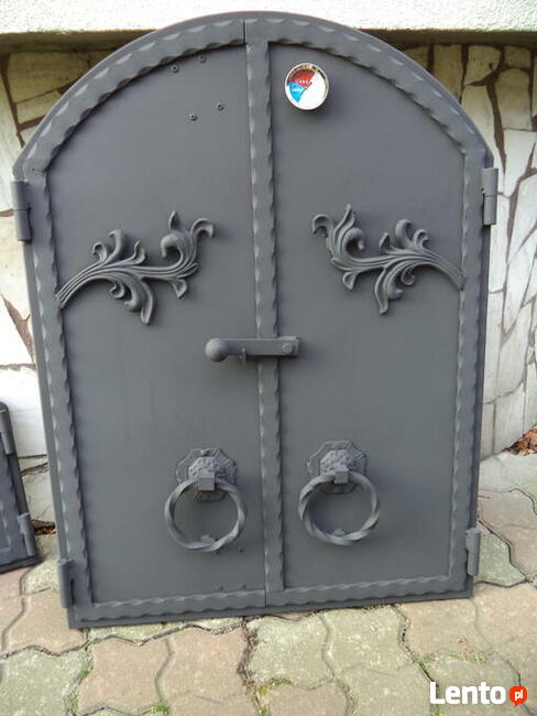 Drzwiczki do wędzarni i paleniska łukowe.