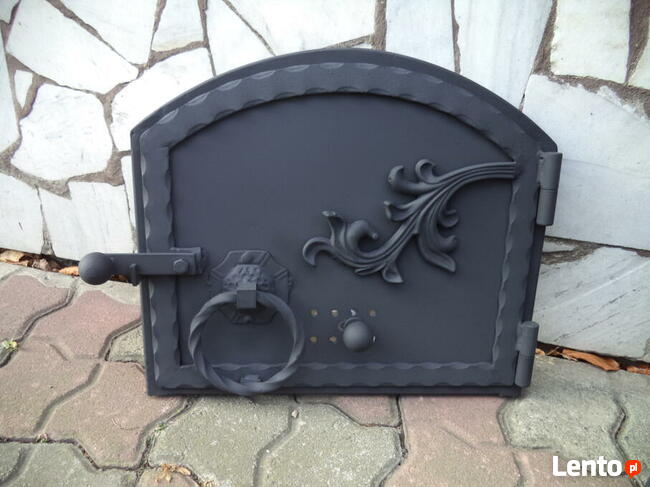 Drzwiczki do wędzarni i paleniska łukowe.