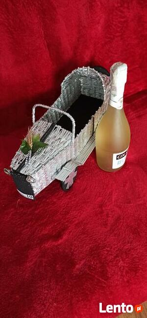 samochód z papierowej wikliny