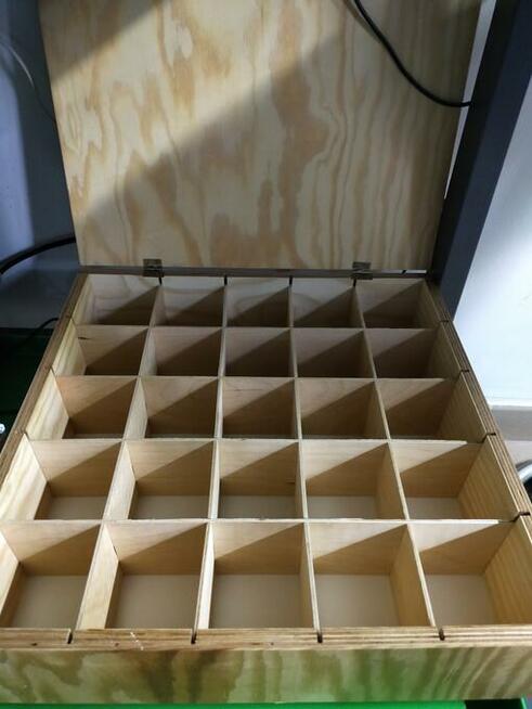 Pojemnik ,kuweta ,skrzynka magazynowa, warsztatowy pojemnik