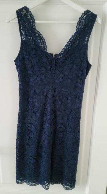 Sukienka granatowa koronkowa na podszewce