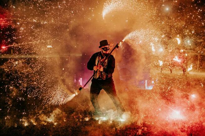 enigma pokazy ognia teatr ognia taniec z ogniem firshow