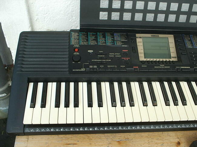 Keyboard Yamaha PSR-330 z osprzętem, klawiatura dynamiczna