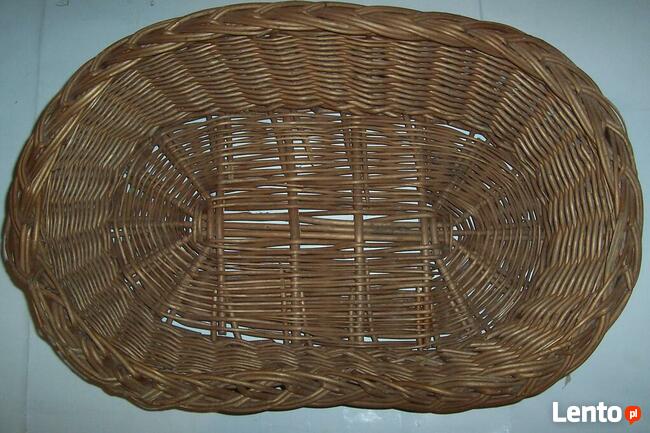 Wiklinowy kojec dla małego kotka lub pieska.