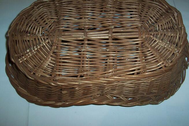 Wiklinowy kojec dla małego kotka lub pieska.