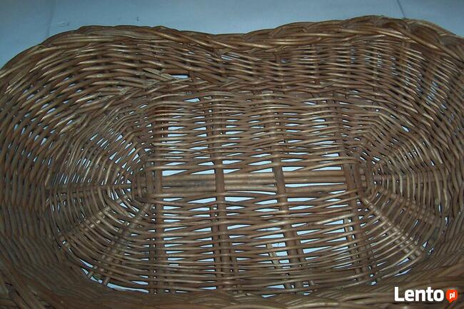 Wiklinowy kojec dla małego kotka lub pieska.