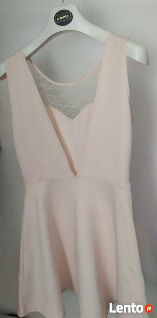 Sukienka letnia w kolorze jasnego różu.