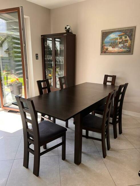 Stół z krzesłami i stolikiem kawowym