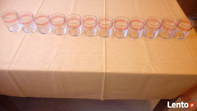 Szklanki literatki ze złotym u góry paskiem