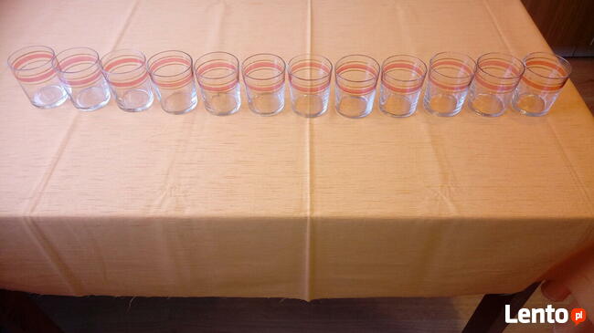 Szklanki literatki ze złotym u góry paskiem