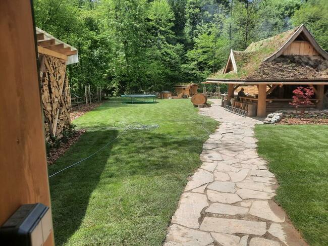 Trawnik z rolki z montażem i fakturą