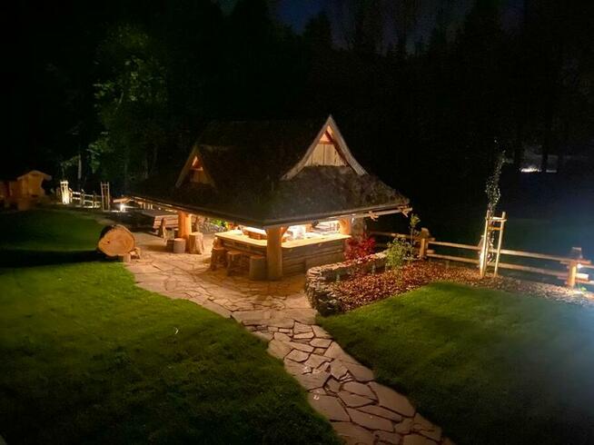 Trawnik z rolki z montażem i fakturą