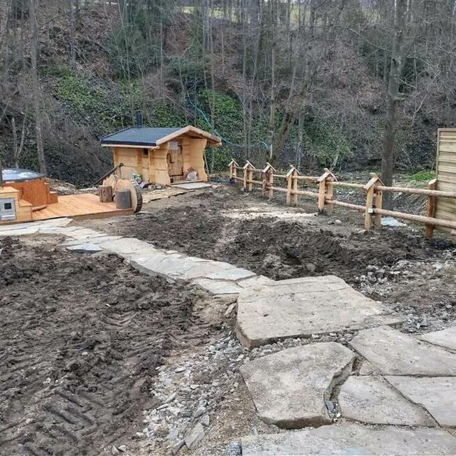 Trawnik z rolki z montażem i fakturą