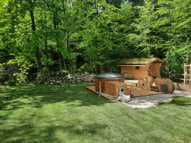 Trawnik z rolki z montażem i fakturą