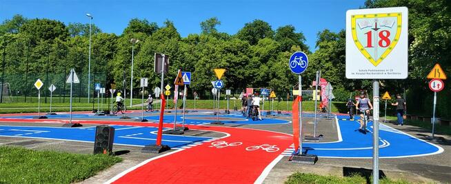 Stacjonarne miasteczko rowerowe, oznakowanie poziome.