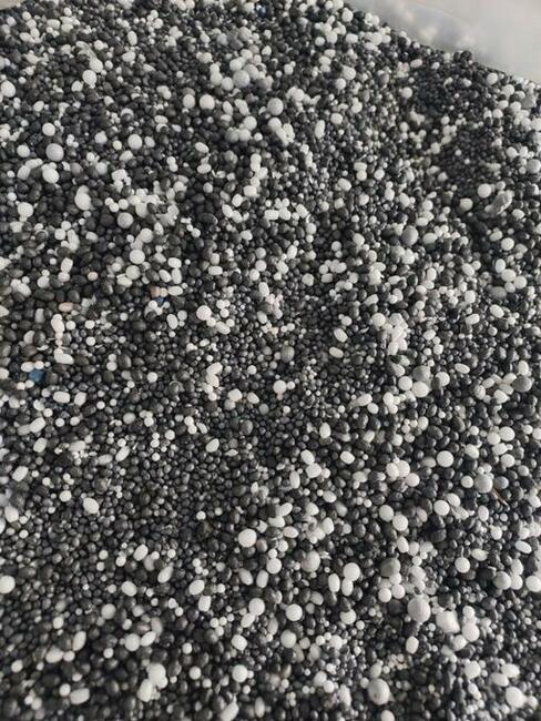 Drobny granulat styropianowy