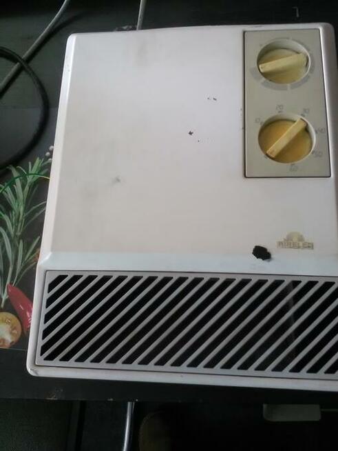 grzejnik z nawiewem, naścienny, o mocy 2000W