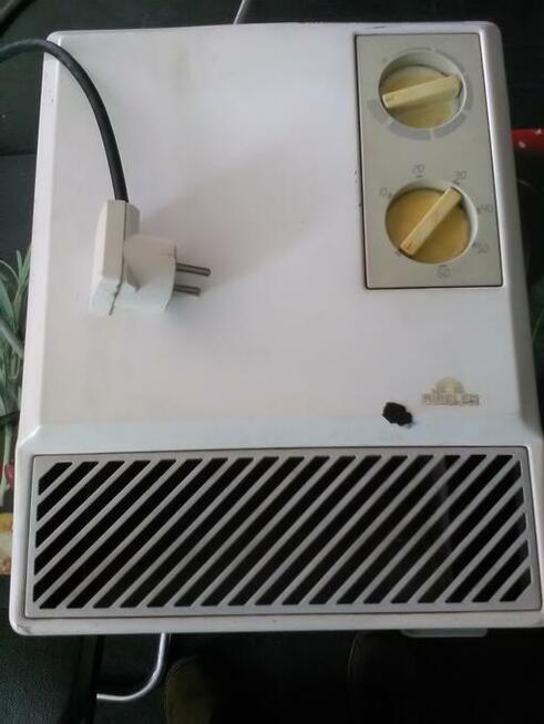 grzejnik z nawiewem, naścienny, o mocy 2000W