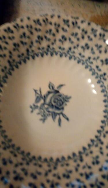 Bukiet Róż By Royal Victoria Niebiesko-białe miski Ironstone
