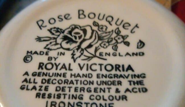 Bukiet Róż By Royal Victoria Niebiesko-białe miski Ironstone