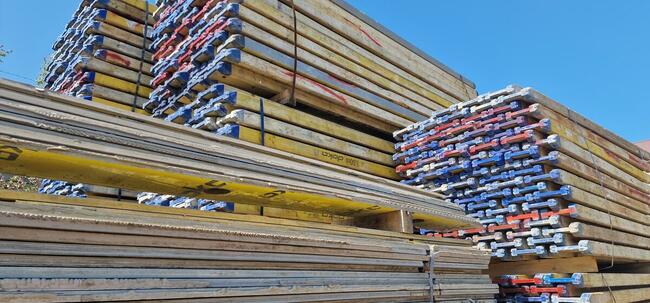 Szalunki Stemple Podpory Sztyce Dźwigar DOKA Belki Stojaki