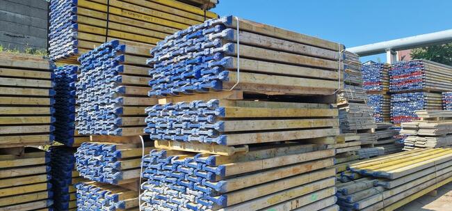 Szalunki Stemple Podpory Sztyce Dźwigar DOKA Belki Stojaki