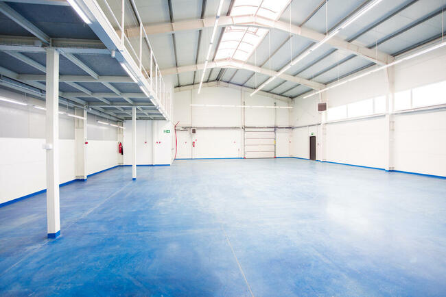 Posypka utwardzająca do betonu ROMIX 25kg NIEBIESKA