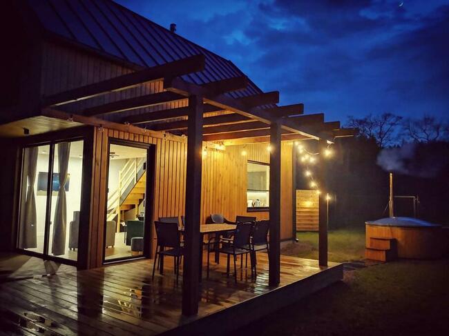 Domek z jacuzzi nad jeziorem.Mazury, balia, kominek