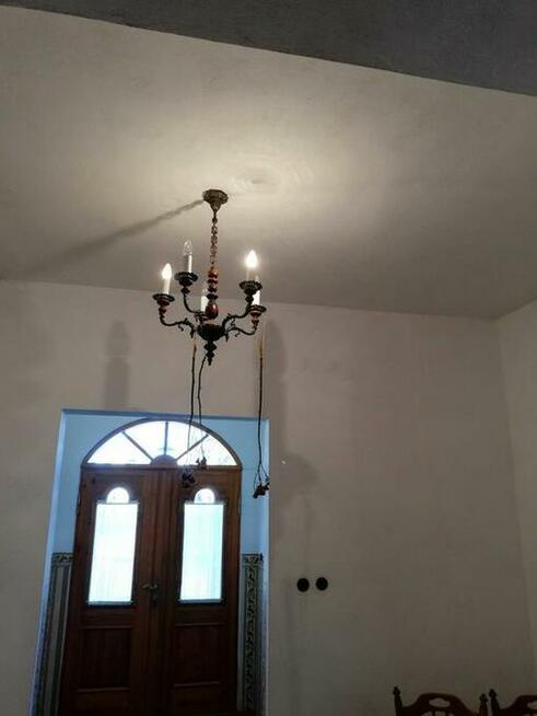 Łóżka piętrowe, stół, krzesła, żyrandol