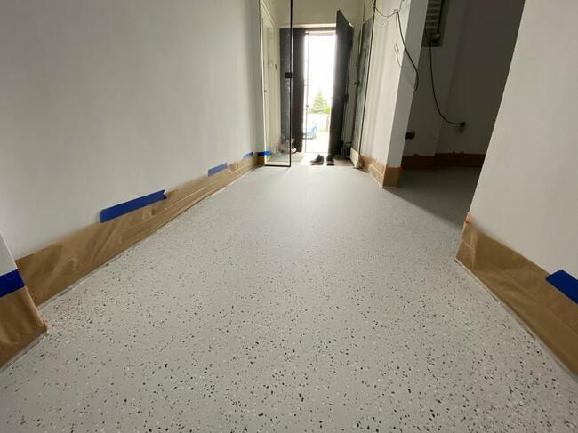 Posadzki żywiczne kwarcowe, dekoracyjne, jednokolorowe