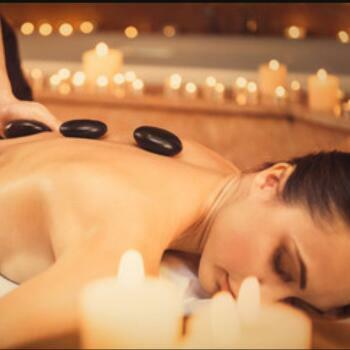 masaż relaksacyjny odprężający gorącymi kamieniami czekoladą