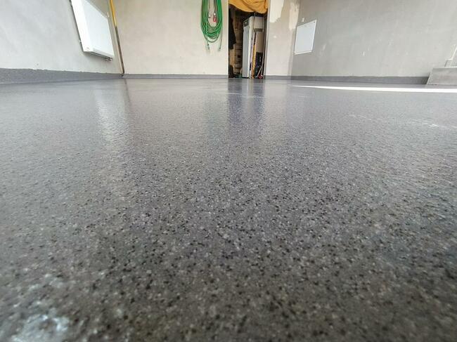 Posadzki żywiczne kwarcowe, dekoracyjne, jednokolorowe