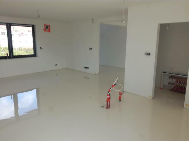 Posadzki żywiczne kwarcowe, dekoracyjne, jednokolorowe