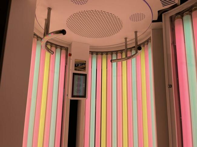 NOWA KABINA SOLARIUM STOJĄCE SPORTARREDO „VEGA E.C.O.”