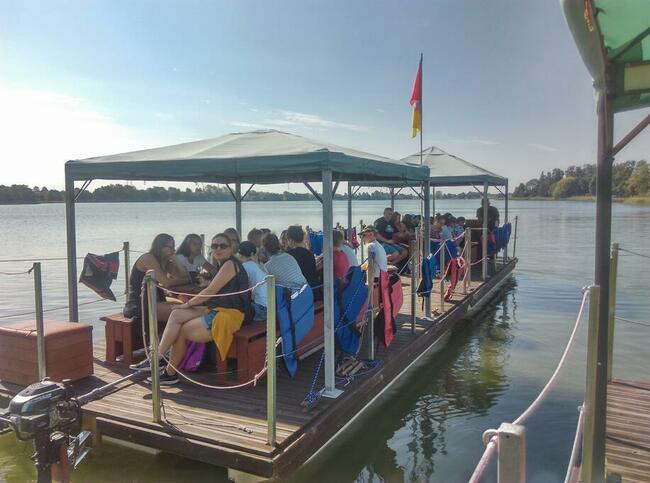 rejs tratwami po jeziorze szpitalnym w Człuchowie