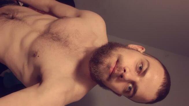 Jeśli szukasz przystojnego młodego faceta to dobrze trafiłaś