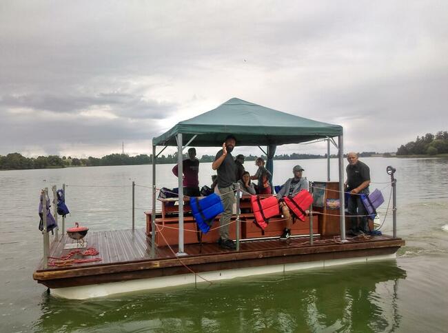 rejs tratwami po jeziorze szpitalnym w Człuchowie