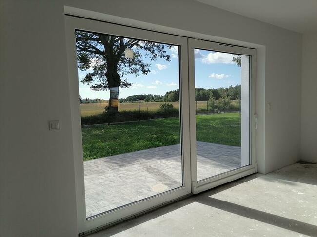 Nowy dom w zabudowie bliźniaczej na osiedlu w Bojanie.