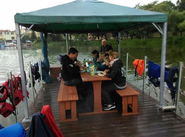 rejs tratwami po jeziorze szpitalnym w Człuchowie