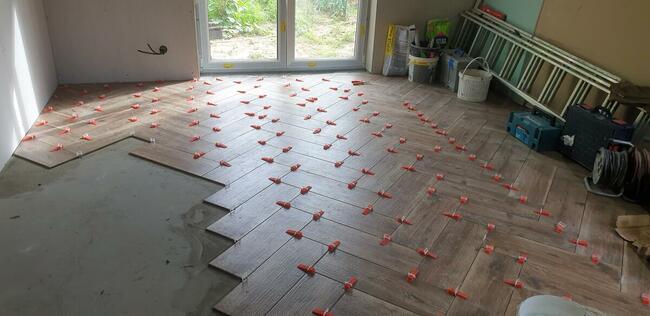 Usługi remontowo-budowlane układanie płytek