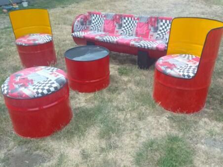 Zestaw mebli z beczek metalowych