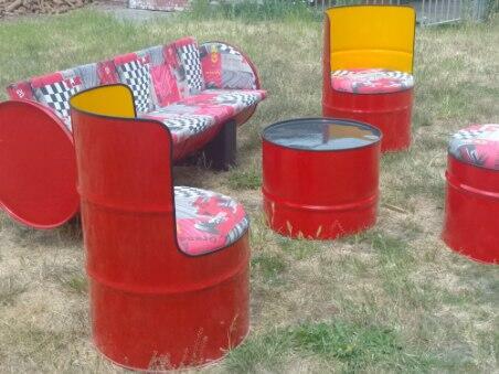 Zestaw mebli z beczek metalowych