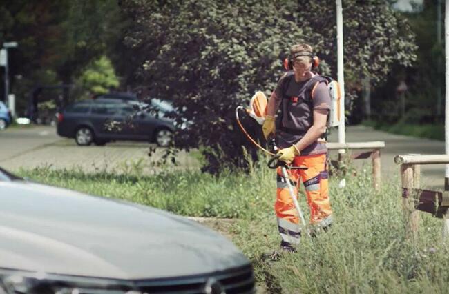 Praca przy koszeniu i sprzątaniu ulic w Żarach