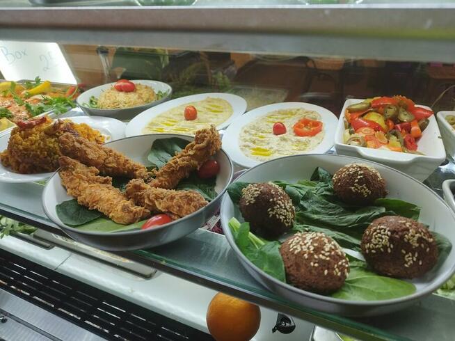 Zarezerwuj stolik na pysznego kebaba w Staff Kebab Restauran