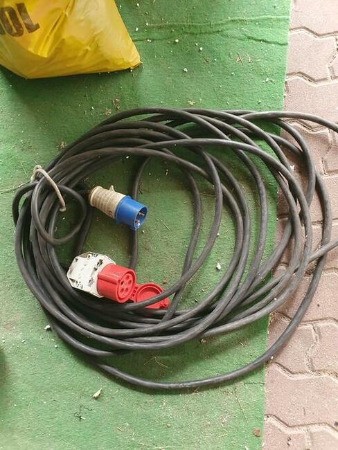 Przewody po 100 złotych